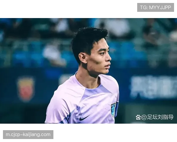 高位逼抢后场出球困难 门将薛庆浩脱手险酿大错 高位逼抢后场出球困难 门将薛庆浩脱手险酿大错